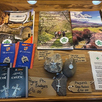 Gwrthrychau ar bwrdd yn son amdan hanes taith pererin